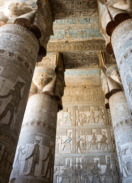 Tavan ve duvarlar sütunların renkli açık havada