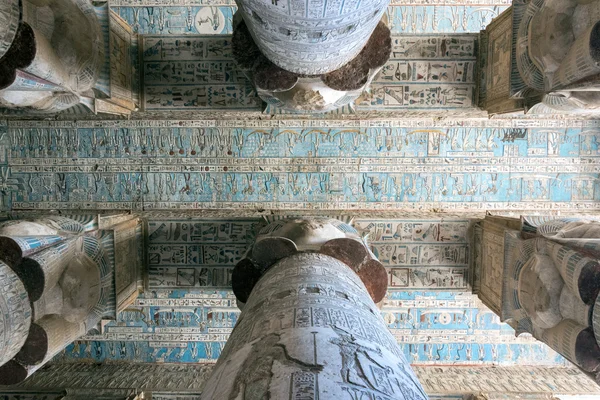 Renkli duvar resimleri ve sütunlar