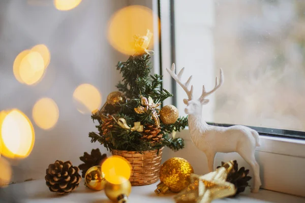 Primer Plano Del Árbol Navidad Ciervos Conos Juguetes Través Luces —  Fotos de Stock