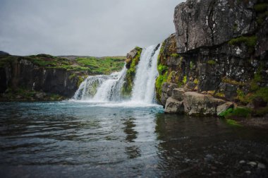Gündüz vakti Kirkjufoss şelalesinin güzel manzarası. Yazın İzlanda manzarası
