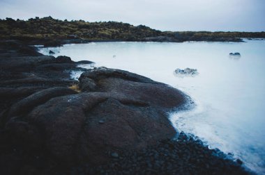 Volkanik lav ve Mavi Göl 'ün termal sularının yakın görüntüsü. İzlanda