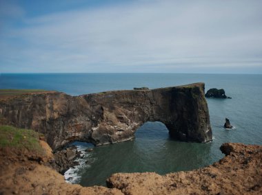 Vik köyü yakınlarındaki Dyrhlaey kapılarının güzel manzarası. İzlanda manzarası