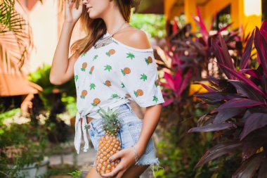 Şık kadın holding ananas