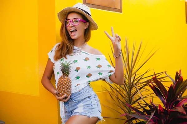 Młoda kobieta stylowa gospodarstwa ananas — Zdjęcie stockowe