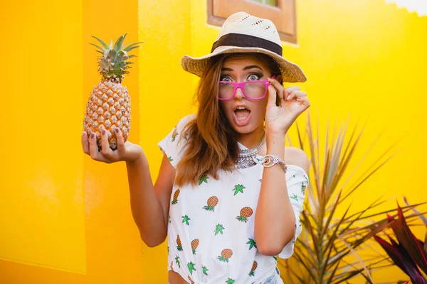 Giovane donna elegante in possesso di ananas — Foto Stock