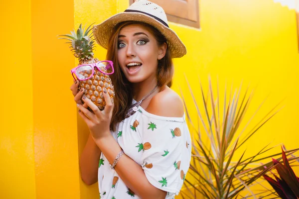 Giovane donna elegante in possesso di ananas — Foto Stock
