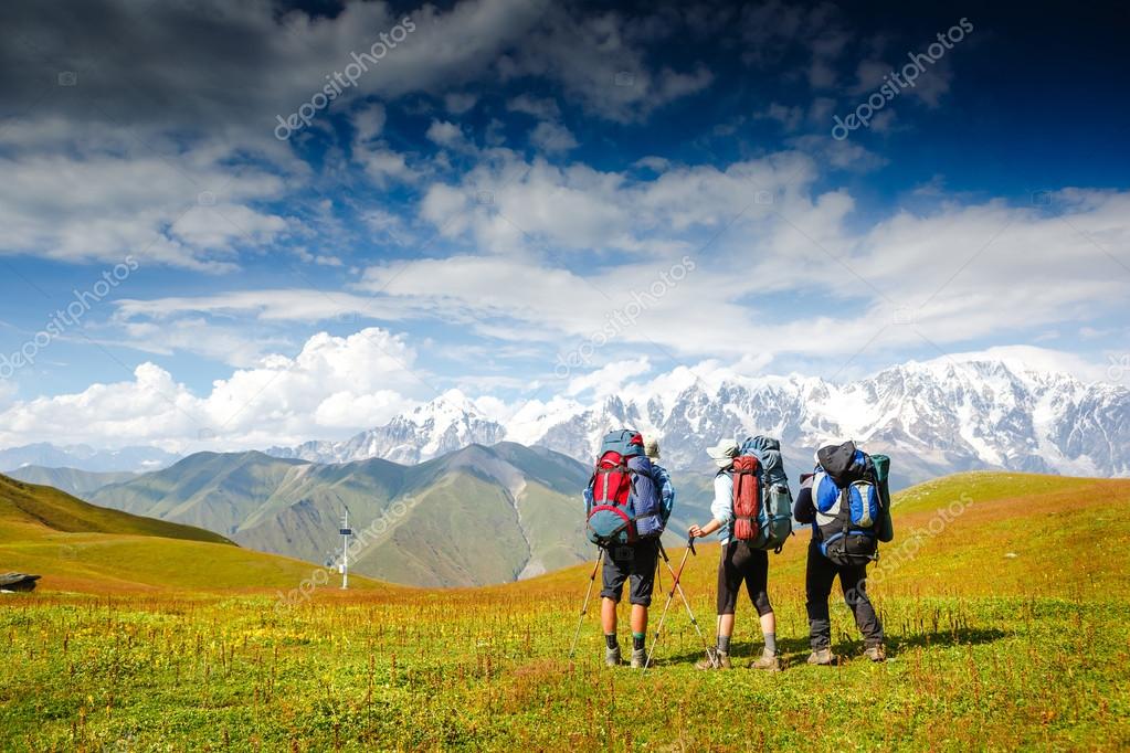 Travelling can have a. Путешествие на самолете. Путешествия тема по английскому. Человек с рюкзаком. Презентация на тему travelling.