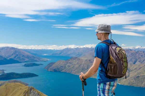 Turista con una mochila y panorama de montaña — Foto de Stock