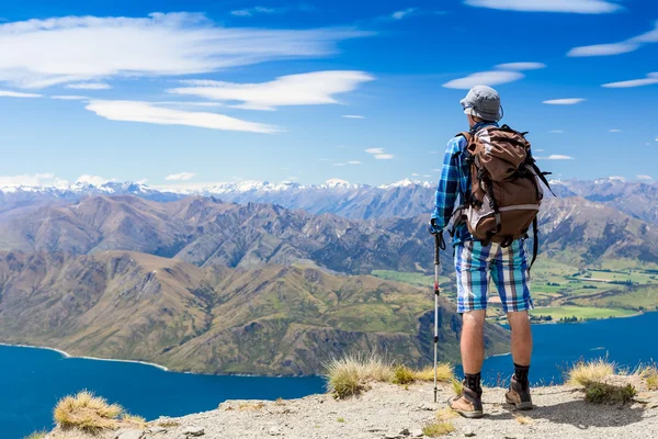 Turista com mochila e panorama de montanha — Fotografia de Stock