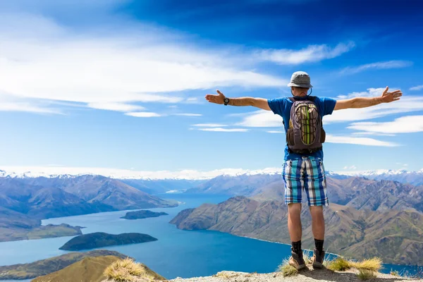 顶部的山的徒步旅行者 — 图库照片