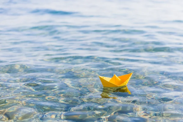 Barco de papel navegando na água — Fotografia de Stock