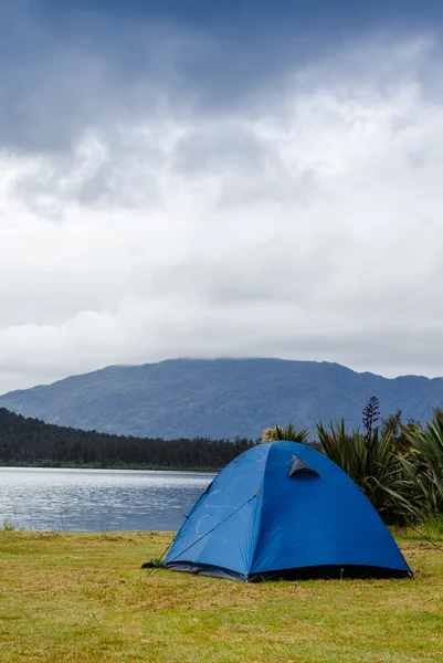 Zeltlager über Bergsee — Stockfoto