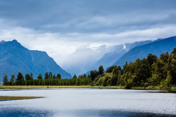 Majestátní horské jezero — Stock fotografie