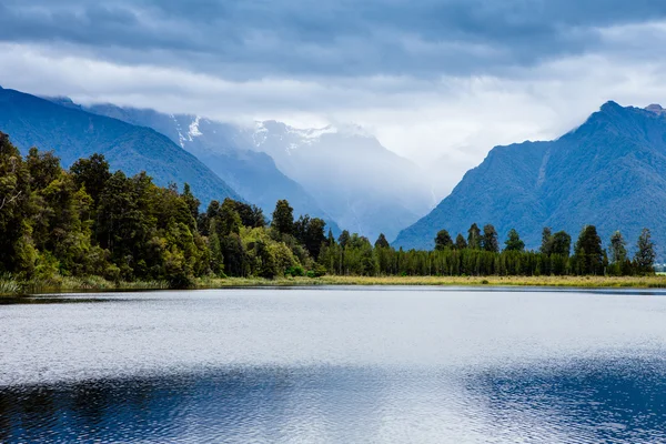 Majestoso lago de montanha — Fotografia de Stock