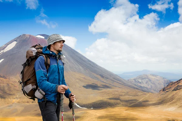 Jeune homme lors d'une journée ensoleillée de randonnée en haute montagne — Photo