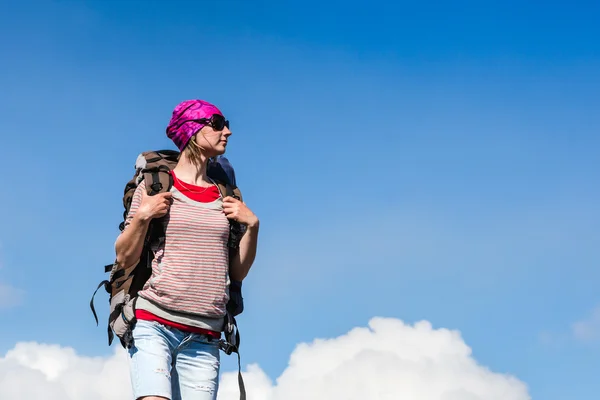 Vrouw reiziger met rugzak — Stockfoto