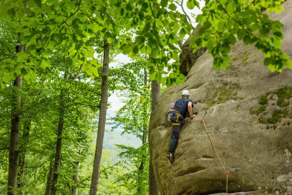 Homem escalando em Rock — Fotografia de Stock