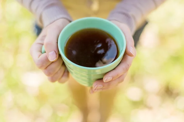 女手与茶杯 — 图库照片