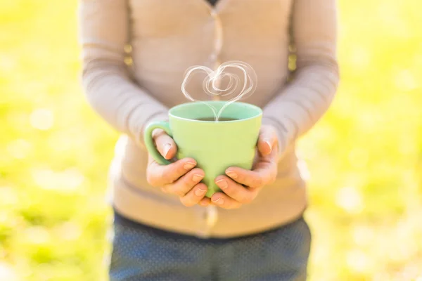 女人捧着杯热茶暖 — 图库照片