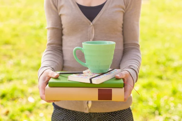 Mujer con taza de café —  Fotos de Stock