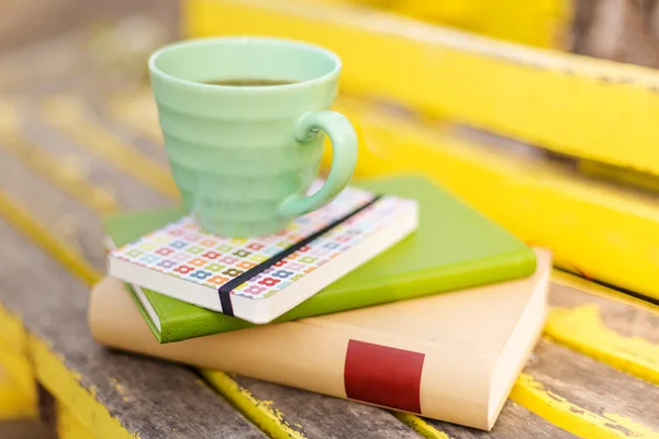 Taza de té y libros — Foto de Stock