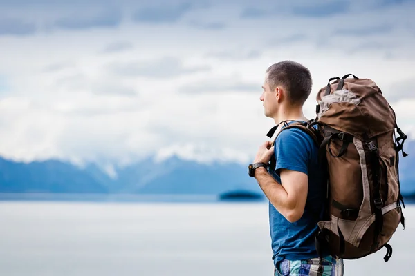 Actieve gezonde man wandelen — Stockfoto