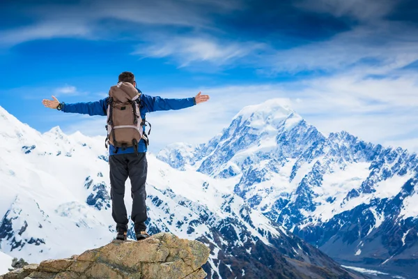 Wanderer mit Rucksack auf Berggipfel — Stockfoto
