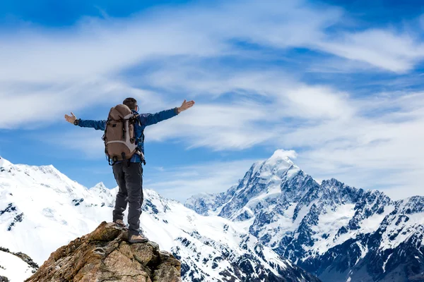 Hiker with backpack on mountain top — Stock Photo, Image