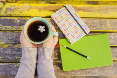 çay bardağı ile eller