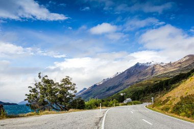 Güneşli bir günde dağ yolu