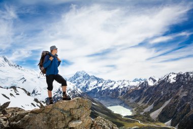 turistik bir sırt çantası ve dağ manzara