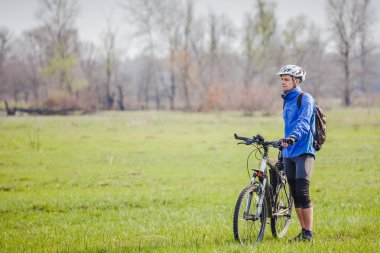Genç bisikletçi bisiklet sürmek