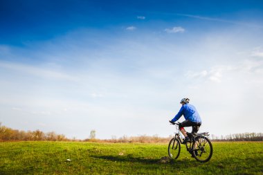 Genç bisikletçi bisiklet sürmek