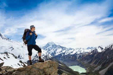 turistik bir sırt çantası ve dağ manzara