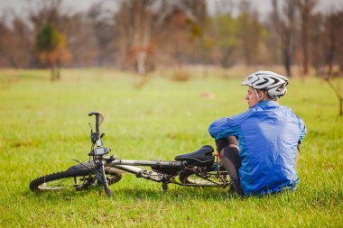 Genç bisikletçi bir bisiklet ile