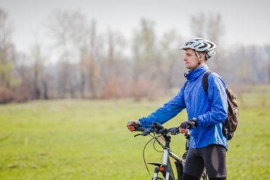 Genç bisikletçi bisiklet sürmek
