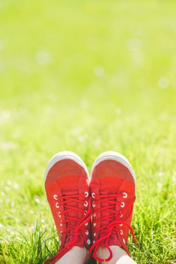 Kırmızı spor ayakkabı ayaklarda 