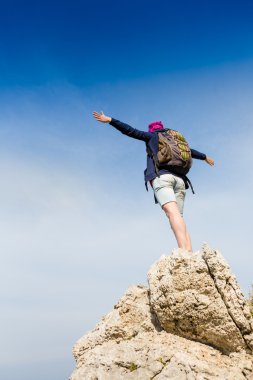 turistik bir sırt çantası ve dağ manzara