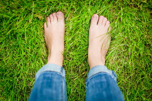 çimenlerin üzerinde kadın çıplak ayak 