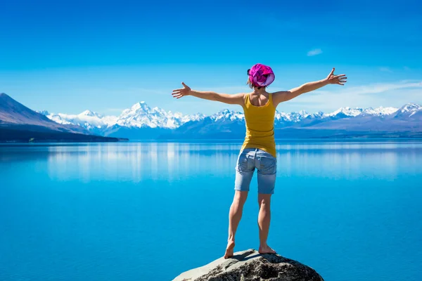 Joven viajera femenina en Nueva Zelanda — Foto de Stock