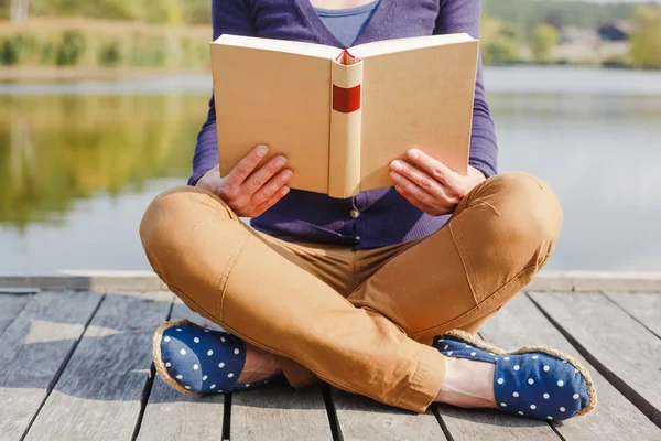 Mãos femininas segurando livro aberto — Fotografia de Stock