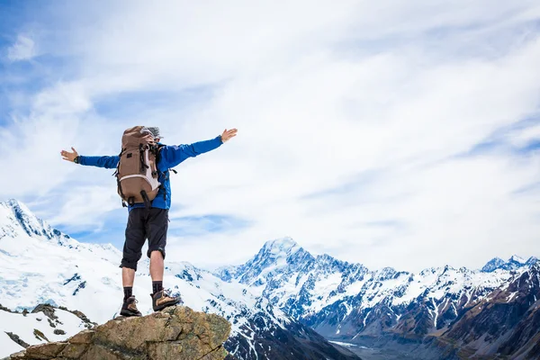 Turista com mochila e panorama de montanha — Fotografia de Stock