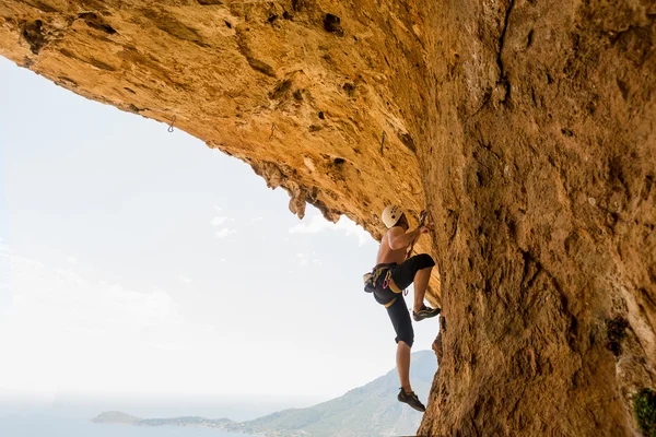 Scalatore di roccia arrampicata — Foto Stock