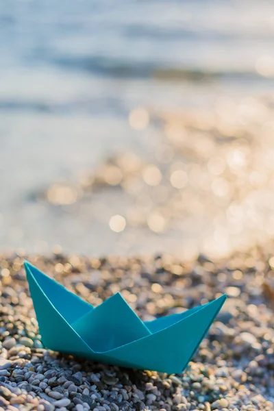 Barco de papel na praia — Fotografia de Stock