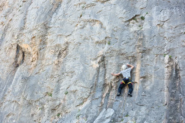 Joven trepando en una pared — Foto de Stock