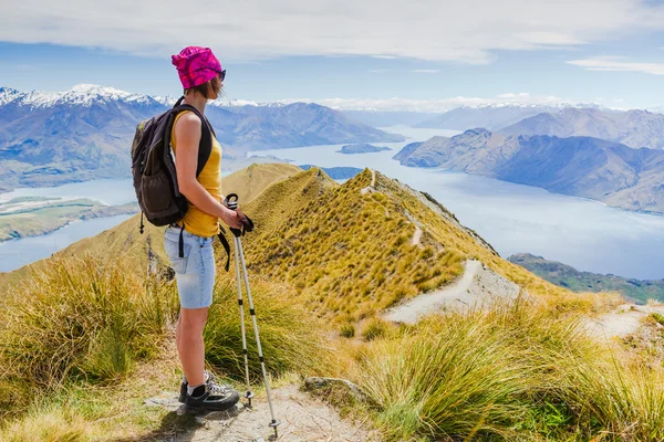 Tourist mit Rucksack und Bergpanorama — Stockfoto