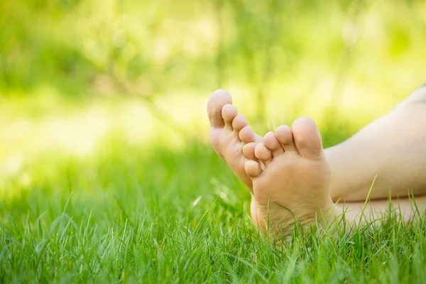 Piedi nudi femminili su erba — Foto Stock