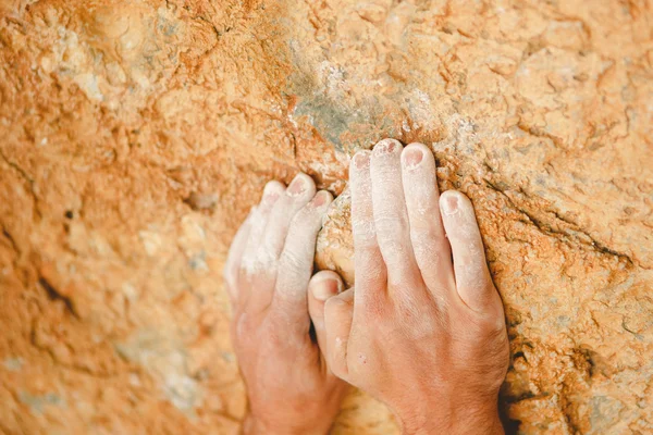 Escalador de rocas manos — Foto de Stock