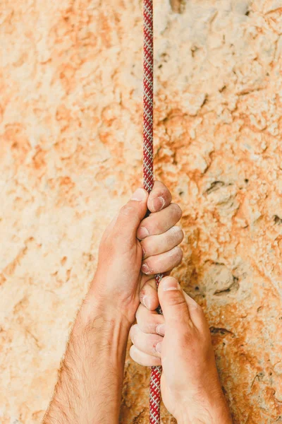 Hände halten Seil — Stockfoto