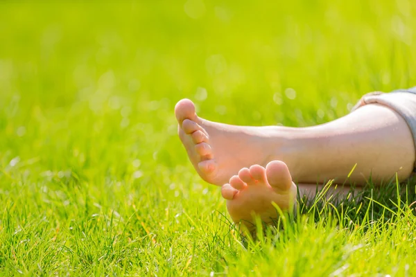 Piedi nudi femminili su erba — Foto Stock